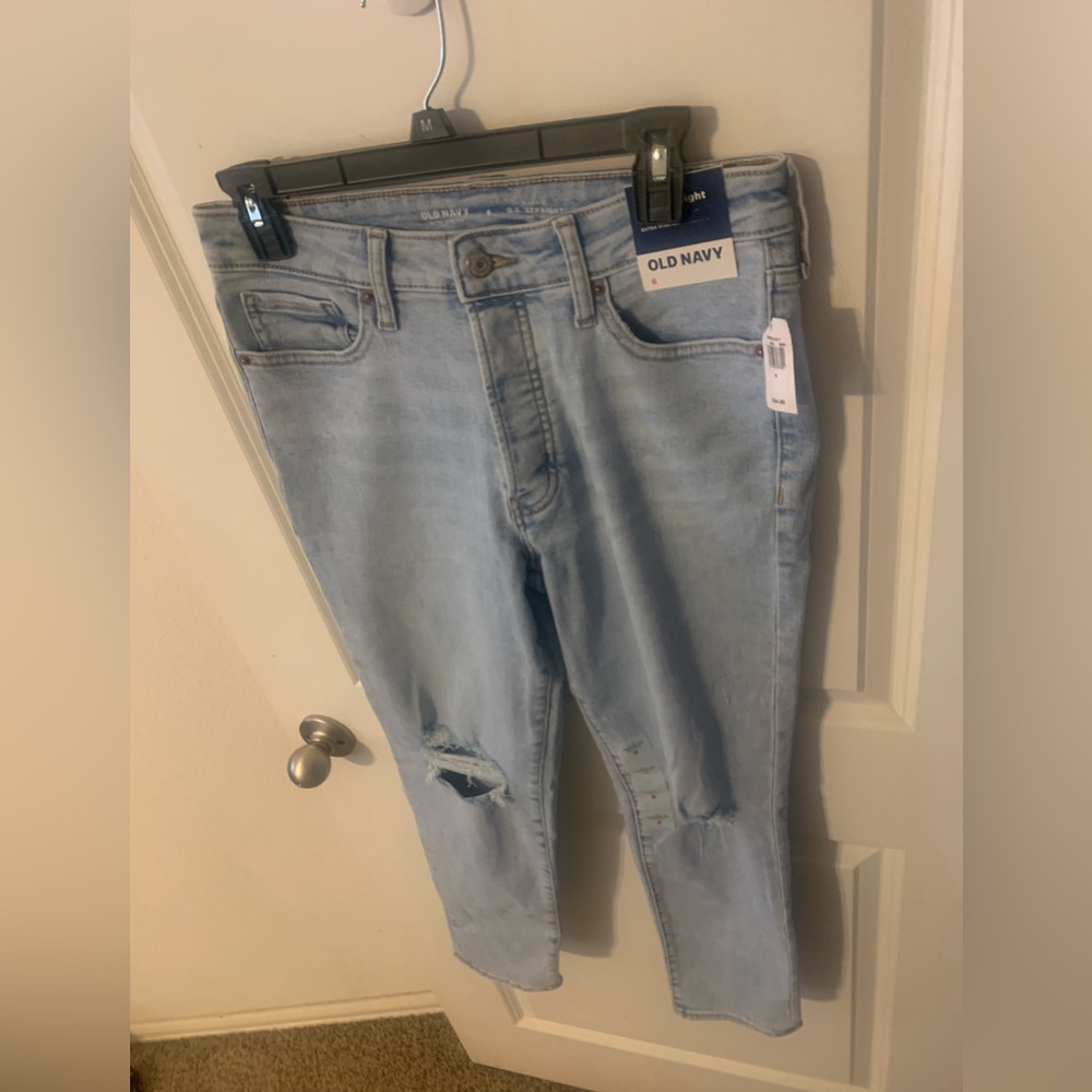 New w/tags women’s size 6 distressed straight-leg jeans